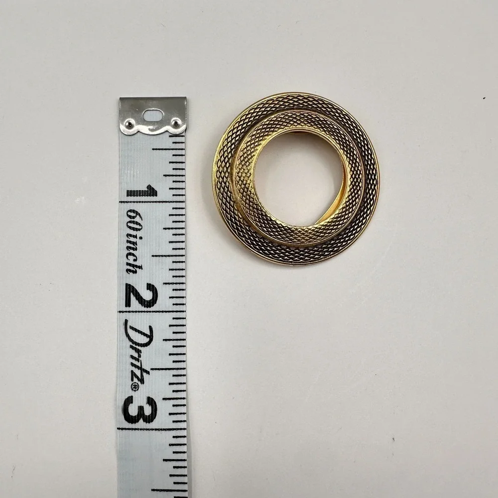 Vintage 80s 90s Lieba USA‎ Gold Tone Textured Round Scarf Clip Accessory Fashion